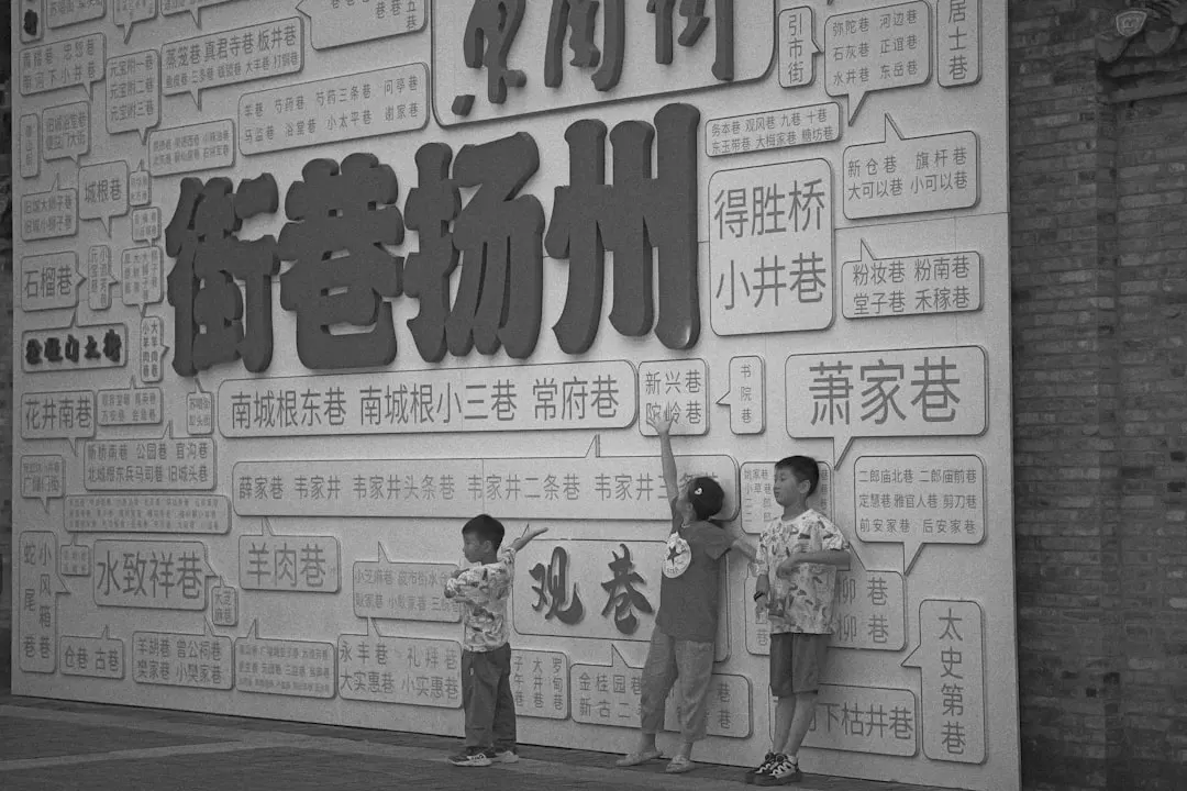 日化产品对比分析：洗衣液与洗发水在家庭清洁场景中的选用要点